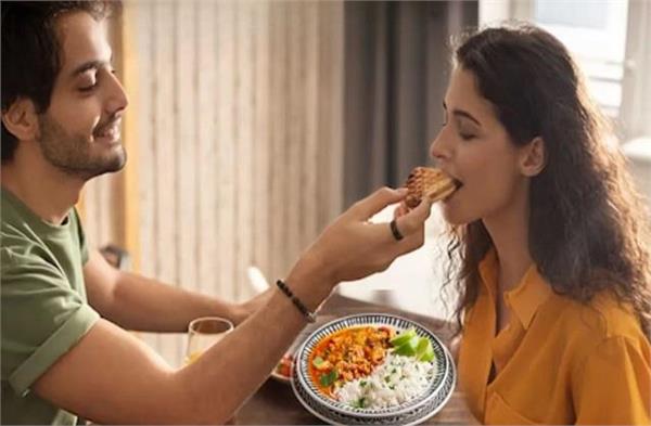 क्या एक थाली में भोजन से बढ़ता है दांपत्य प्रेम या आती है दरार? जानिए क्या कहता है शास्त्र