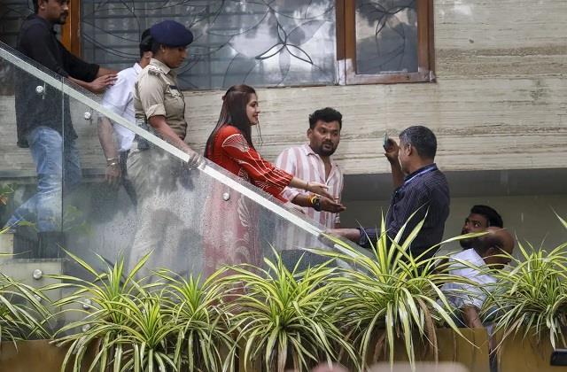 हिरासत में ली गई खूबसूरत एक्ट्रेस, अपने ही फैन पर बरसाई थी जूतियां और काट दिया था कान