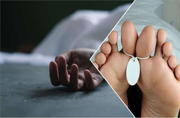 मृत्यु के बाद क्यों बांधी जाती हैं पैरों की उंगलियां? जानिए धार्मिक और आध्यात्मिक कारण