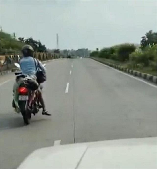 इंसानियत हुई शर्मसार! मदद के लिए गुहार लगाता रहा पति, बाइक पर बांधकर लाना पड़ा पत्नी का शव