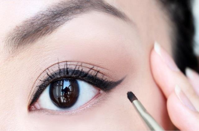 रात को Eyeliner लगाकर सोते है तो, जान लें आंखों को होने वाले बड़े नुकसान
