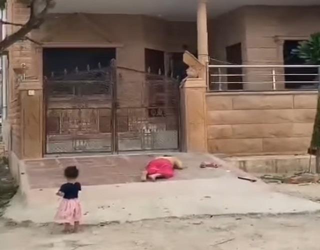 घर के बाहर खड़ी बहू पर सास ने बरसाए पत्थर, दो साल की पोती पर भी किया हमला