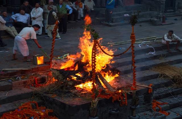 अंतिम संस्कार के बाद पीछे मुड़कर देखने की मनाही : जानें कारण और महत्व