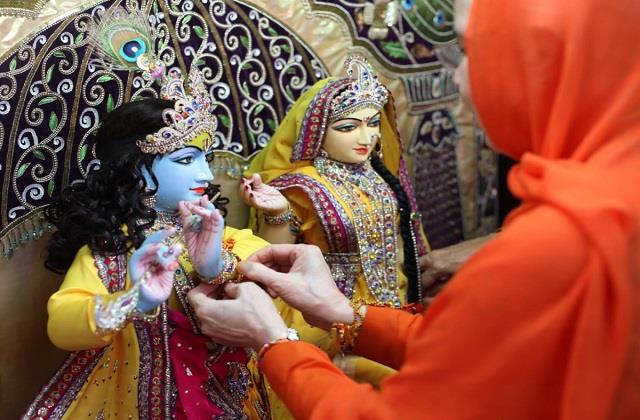 रक्षाबंधन पर बहनों को इन्हें बांधनी चाहिए सबसे पहली राखी, भाई का जीवन भर जायेगा खुशियों से