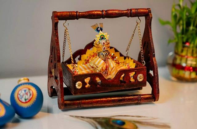 जन्माष्टमी पर इस दिशा में सजाएं  लड्डू गोपाल का झूला, दिन दूनी रात चौगुनी तरक्की करेंगे आप