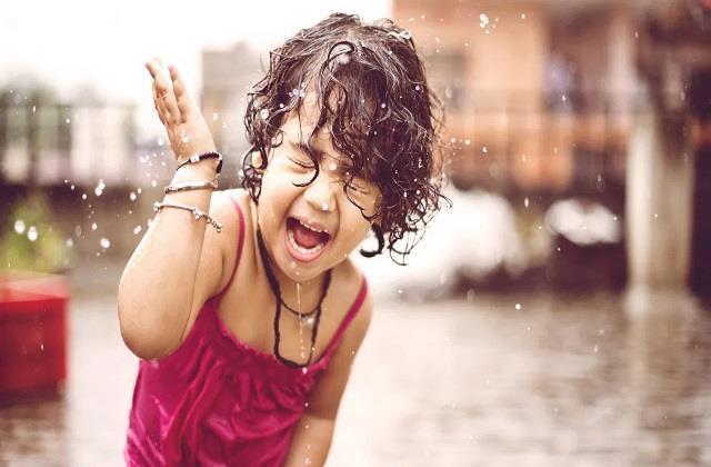 बरसात के मौसम में बच्चों को वायरल और आम बीमारियों से बचाएं