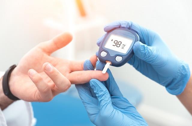 दवा से कंट्रोल नहीं हो रही Blood Sugar तो खाली पेट चबाएं ये 10 पत्तियां