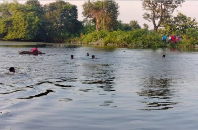 बाराबंकी में टूटी दोस्ती की डोर! तालाब में एक साथ समा गए दो जिगरी यार, घटना  से गांव में पसरा मातम - the bond of friendship broke in barabanki two close  friends