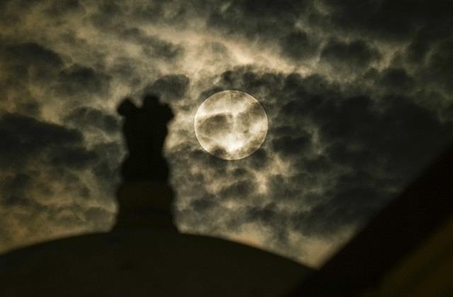 साल का आखिरी चंद्रग्रहण समाप्त, अब बस भाग्य चमकाने के लिए कर लें ये छोटा सा काम