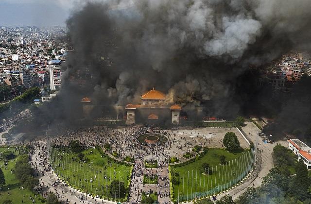 मंत्रियों को दौड़ाकर मारा, सुप्रीम कोर्ट, पीएम दफ्तर सब फूंक डाला... आग में जल रहा है पूरा नेपाल