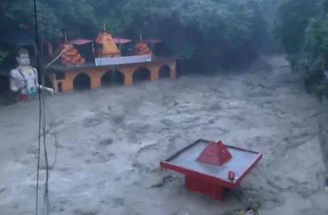 देहरादून में बादल फटने से मची तबाही,  पानी में डूबा महादेव का यह मंदिर