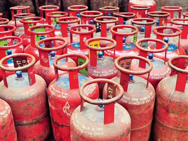 महीने के पहले दिन ही मिली गुड न्यूज, LPG  सिलेंडर हुआ सस्ता