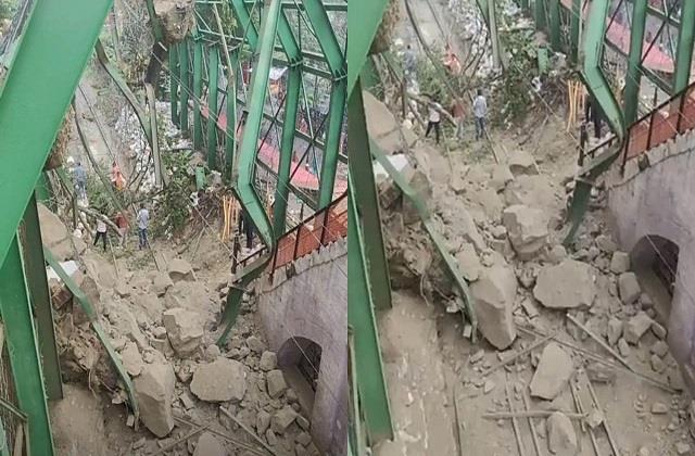 हरिद्वार के मनसा देवी पहाड़ी में भयंकर Landslide, एक महीने पहले ही मंदिर में हुआ था हादसा