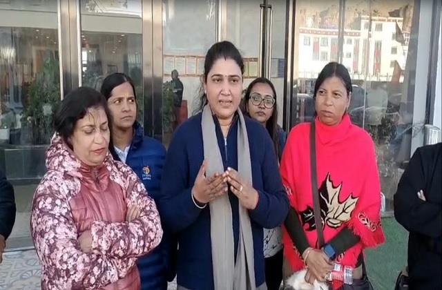 कैलाश मानसरोवर यात्रा के लिए निकले भारतीय फंसे नेपाल में, खाने-पीने को भी नहीं मिल रहा कुछ