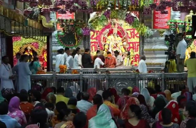 शारदीय नवरात्रि की अष्टमी आज,  मंदिरों में मां का आशीर्वाद लेने उमड़ पड़े भक्त