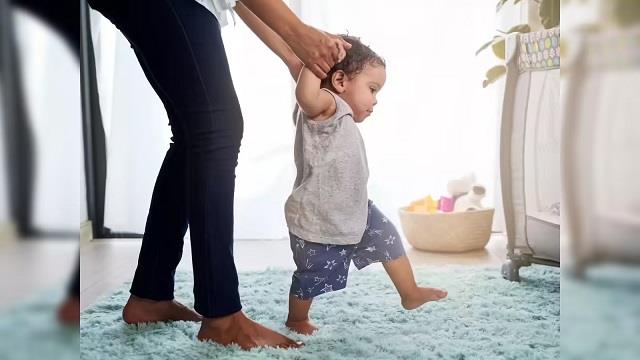 क्या आपका बच्चा 1 साल से ऊपर है और अभी तक चल नहीं पाता? हर पेरेंट्स को पता होनी चाहिए ये बात