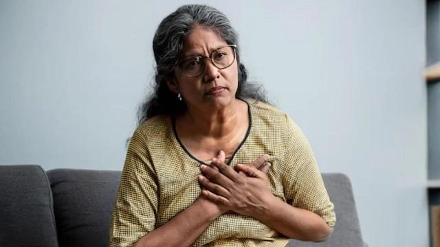 मेनोपॉज में हार्ट अटैक का खतरा बढ़ जाता है! महिलाएं सावधान रहें, इन 5 लक्षणों को न करें नजरअंदाज़