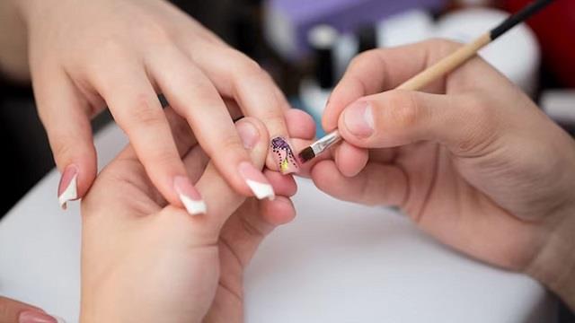 स्टाइल के चक्कर में न करें ये गलती, नेल एक्सटेंशन लगाने से पहले पढ़ें ये खबर