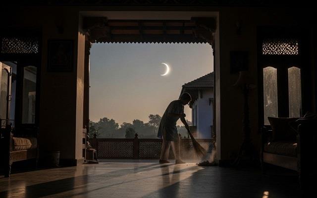 चंद्रग्रहण के बाद घर से नेगेटिविटी हटानी है? तो जरूर करें ये उपाय, बन जाएंगे मालामाल