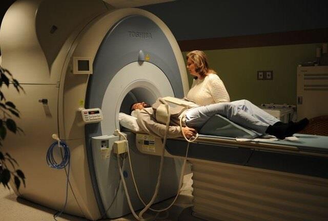 MRI करवाते समय ज़रूर ध्यान रखें ये 5 बातें, वरना 1 मिनट में मशीन खींच सकती है अंदर