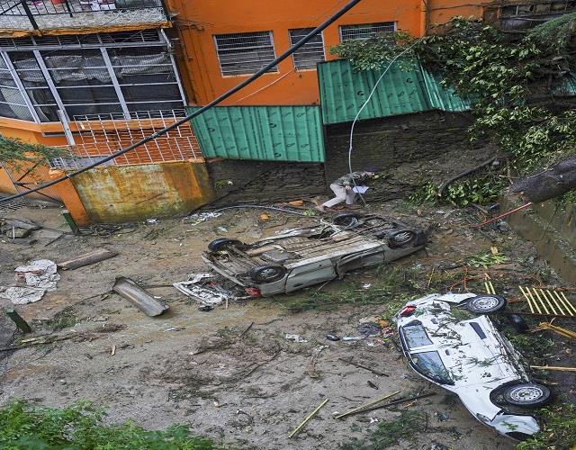 तबाही का भयानक मंजर!   हिमाचल के मंडी में बादल फटने से बह गई बसें और पानी में डूबे घर