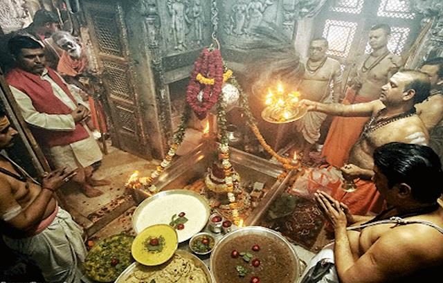 काशी विश्वनाथ मंदिर के पुजारियों पर मेहरबान हुई सरकार, सीधा तीन गुना बढ़ेगी सैलरी