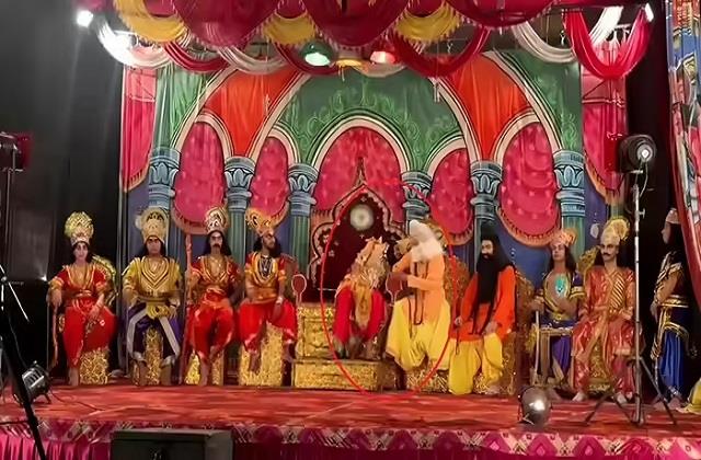 रामलीला में राजा दशरथ का किरदार निभा रहे कलाकार की मौत, 'आपके लिए प्राण दे दूंगा' कहते ही तोड़ा दम