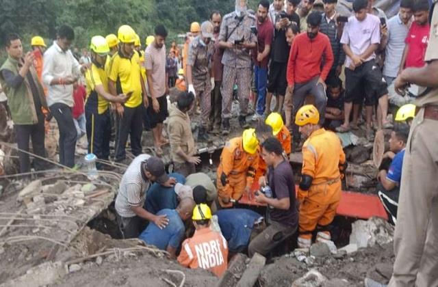 मां ने दम तोड़ दिया पर जुड़वा बेटों को खुद से जुदा नहीं किया, मलबे से मिला तीनों का शव, रुला देगा ये मंजर