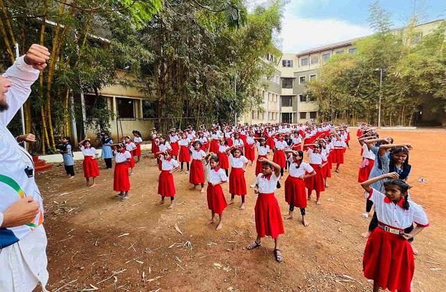 Teacher Day: एक शिक्षक ऐसा भी , सालों से स्कूल की लड़कियों काे मुफ्त में दे रहे Self Defense Training