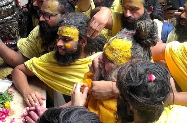 जब बांके बिहारी मंदिर में  प्रेमानंद जी को देख झूमे भक्त, एक झलक पाने के लिए दिखे बेताब