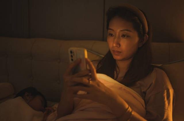 मां की देर रात फोन पर बात से बेटों को हुआ शक, गुस्से में आकर मां का किया ये हाल...