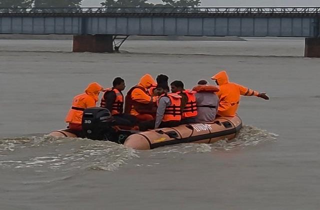 पुल के पिलर से टकराई नाव 20 लोगों के साथ पलटी, बह गए बेटी और पिता जानें पूरा मामला