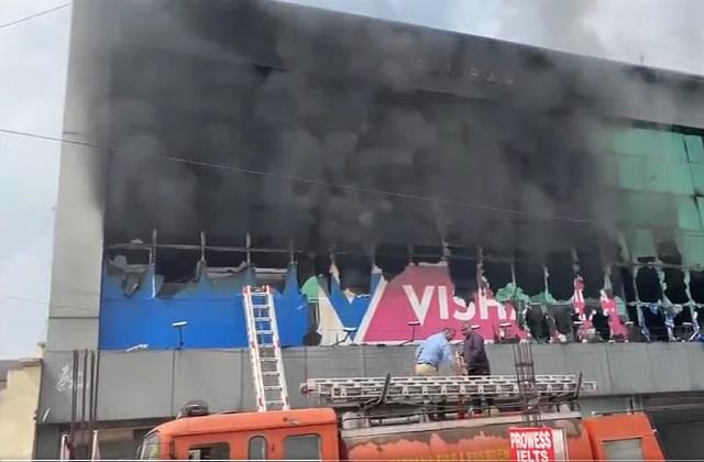 Vishal Mega Mart  में लगी भयंकर आग, सारा सामान जलकर हुआ खाक