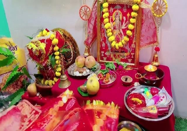 सूर्य ग्रहण के साए में शुरू होगी नवरात्रि, माता रानी की चौकी सजाने से पहले जरूर करें ये काम