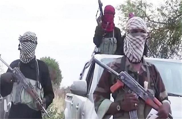 एक ही झटके में उजड़ गया पूरा गांव! आतंकी हमले में 60 लोगों की मौत, घरों को किया आग के हवाले