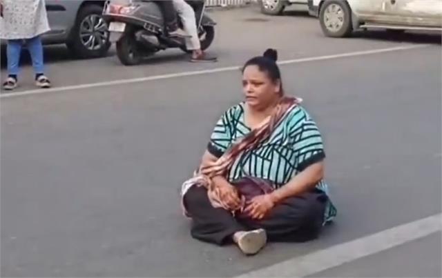 सड़क पर बैठ फूट-फूटकर रोने लगी महिला, दो गोलगप्पों के लिए किया ये ड्रामा