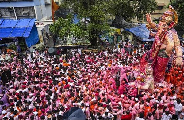 अगले बरस जल्दी आने का वादा कर विदा हो रहे गणपति बप्पा,  Lalbaugcha Raja की हो रही शाही विदाई