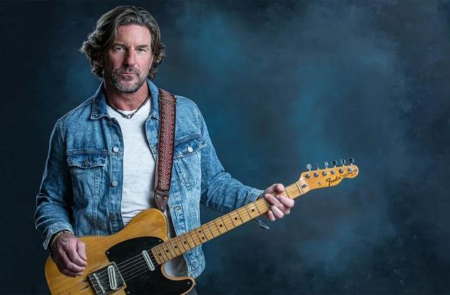 फिल्म इंडस्ट्री में शोक की लहर, प्लेन क्रैश में मशहूर सिंगर का हुआ निधन