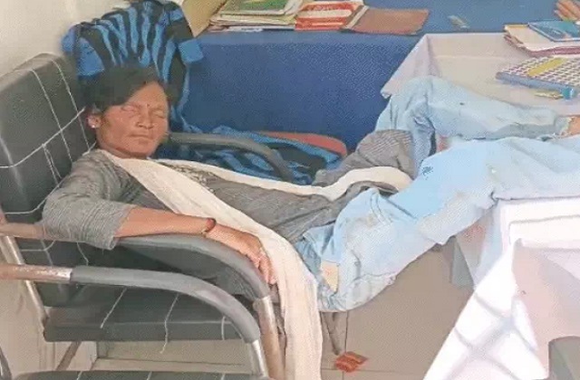 PunjabKesari, chhattisgarh news, janjgir champa, female headmaster, teacher drunk at school, school incident, midday meal, student safety, social media viral, school suspension 