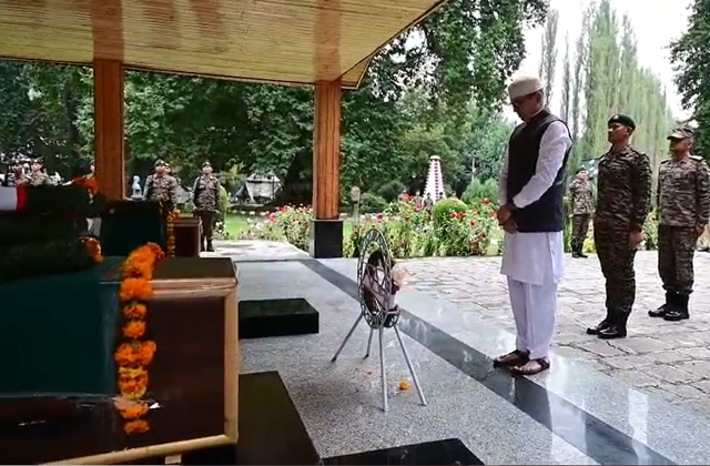 सीएम उमर अब्दुल्ला ने कुलगाम मुठभेड़ में शहीद हुए जवानों को श्रद्धांजलि दी