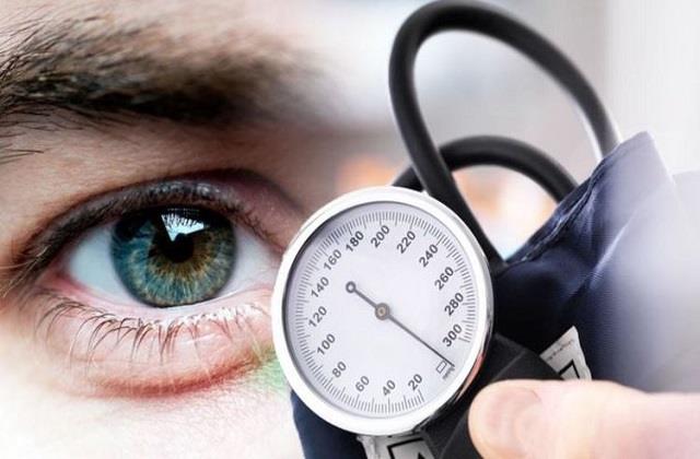आंखें देती हैं High Blood Pressure का पहला संकेत, लोग करते अनदेखा
