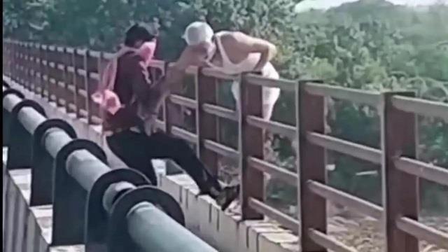 गृह क्लेश से तंग सुसाइड कर रहे बुजुर्ग को युवकों ने आखिरी पल में बचाया, वीडियो वायरल