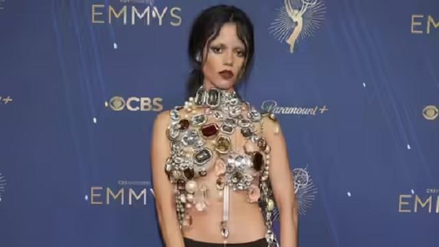 22 साल की Wednesday एक्ट्रेस ने मोतियों से बनाया अतरंगी लुक, लोगों ने कह दिया ‘कपड़े पहन लो