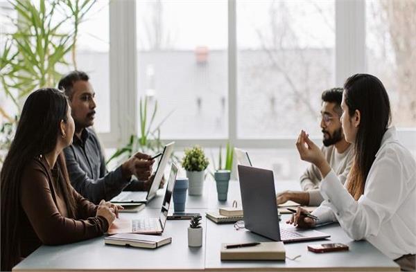 ऑफिस में सिर्फ 10 मिनट डेस्क योगा करें, आएगी Energy और गायब होगा Stress