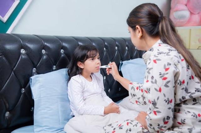 बच्चे को बुखार होने पर पेरेंट्स अक्सर करते हैं ये 4 गलतियां, सेहत पर पड़ सकता है बुरा असर