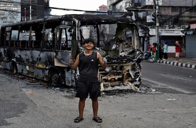 नेपाल में 49 भारतीयों को ले जा रही बस पर हुआ हमला, महिलाओं से की मारपीट और लूटे सामान