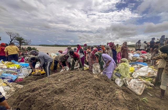 पंजाबियों के हौसले और जज्बे को सलाम, हाथों के सहारे रोके बैठे हैं बांध को