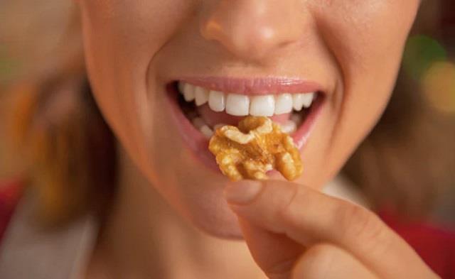 Eating Soaked Nuts Daily: रोज़ाना 5–6 भीगे हुए walnuts से मिलेंगे चौंकाने वाले लाभ
