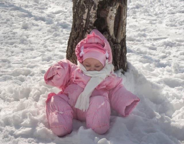 ये कैसा रिवाज? यहां बर्फीली ठंड में भी बच्चों को बाहर सुला देते हैं पेरेंट्स