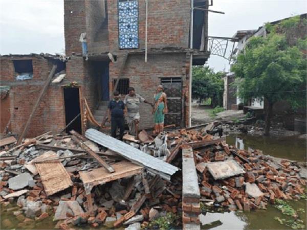 यमुना के तेज बहाव से ढहा मकान, शादी का सारा सामान मलबे में दबा, बाल-बाल बचा परिवार!